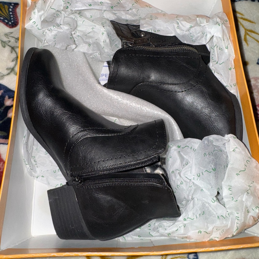 Unisa Black Mid Ankle Boots Leather Zipper Accents Women 6 NEW NWT - Picture 3 of 5